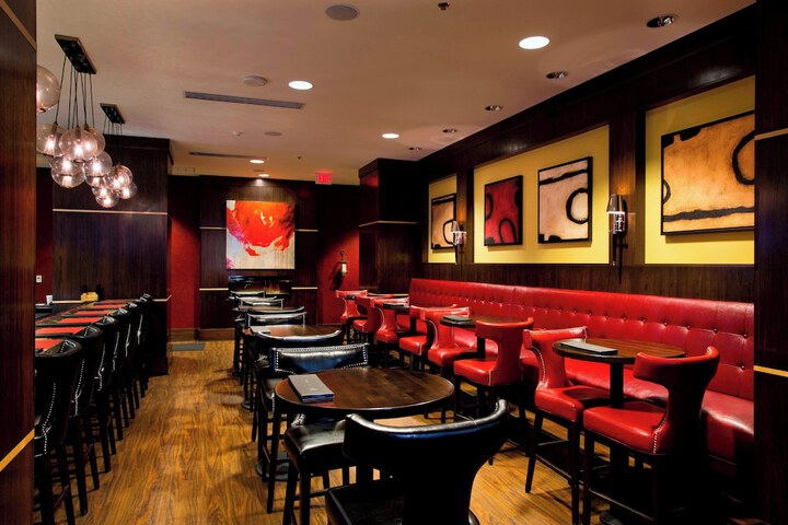 Lounge 93 of 102