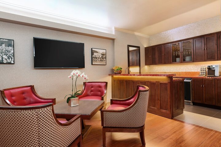 Lounge 33 of 40