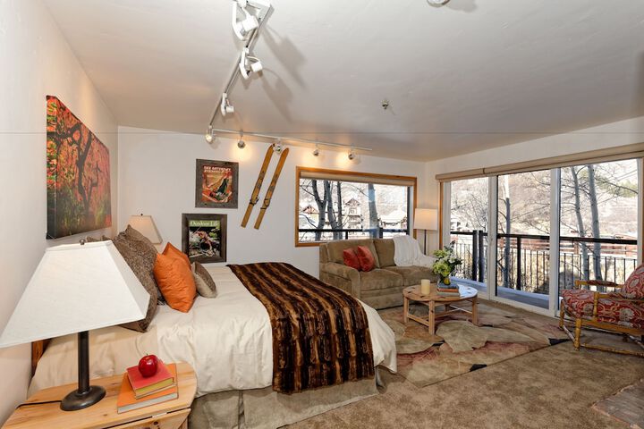 The Crestwood Condominiums