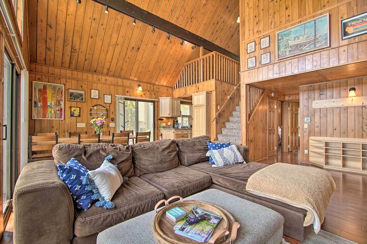 Serene Lakefront Escape: Boat Dock & Grill!