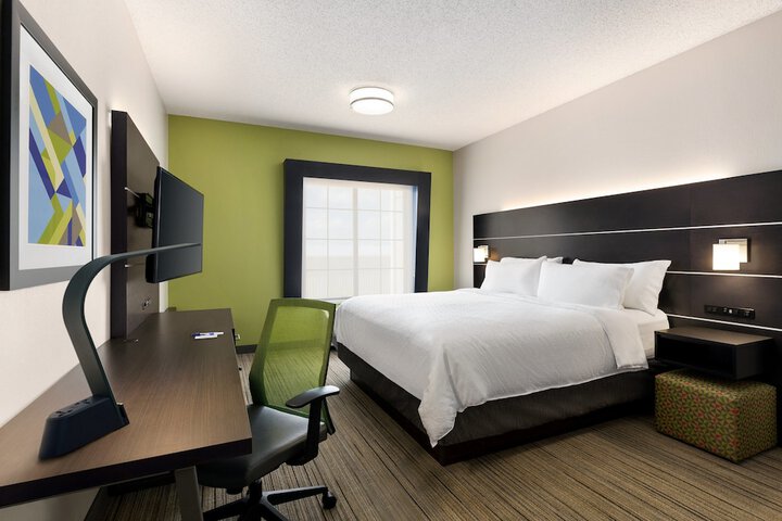 Holiday Inn Express & Suites Shawnee by IHG