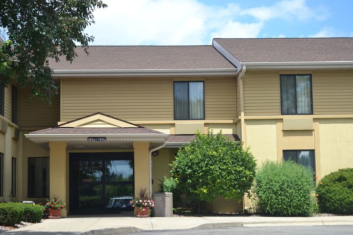 Super 8 by Wyndham Germantown / Milwaukee