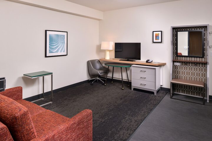Holiday Inn & Suites Farmington Hills - Detroit NW by IHG