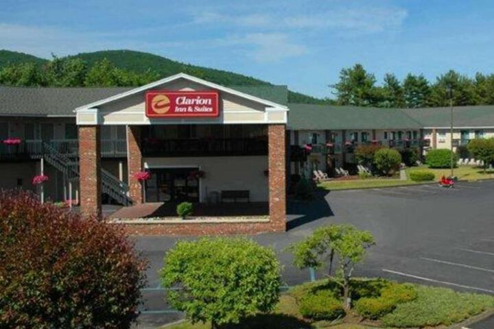 Clarion Inn & Suites at the Outlets of Lake George
