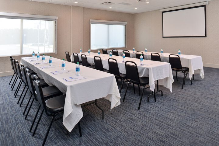 Holiday Inn Express & Suites Farmington Hills - Detroit by IHG