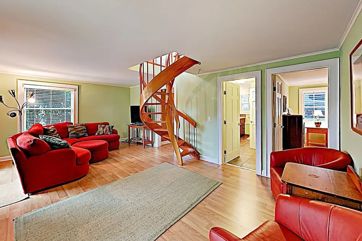 New Listing! Serene East End : Steps To Sand 3 Bedroom Condo
