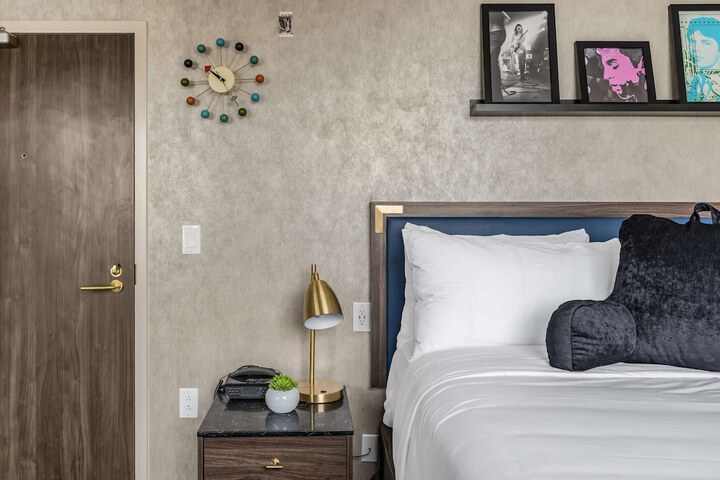 Room 14 of 33