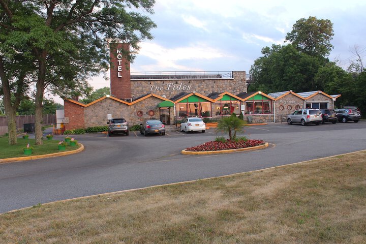 Tides Motor Inn at Stehli Beach