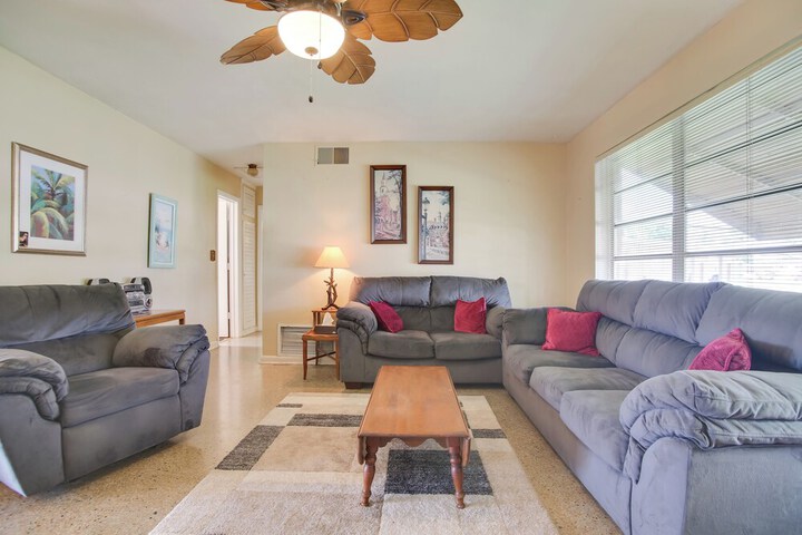 Pets Welcome: Cozy Home w / Pool in Margate!