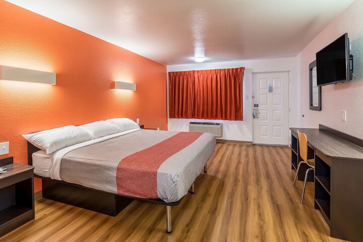 Room 18 of 29