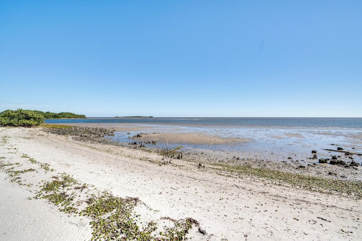 Cedar Key Condo w / Balcony & Gulf Views!
