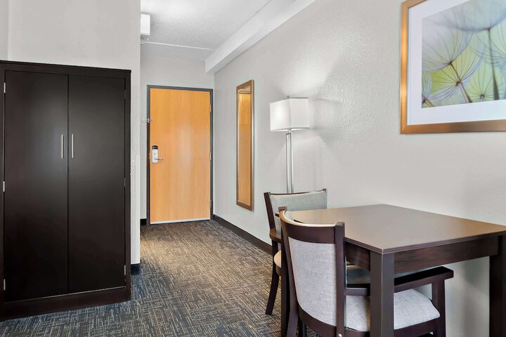 Best Western Plus Flint Airport Inn & Suites