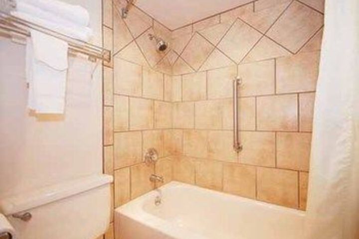 Rodeway Inn & Suites