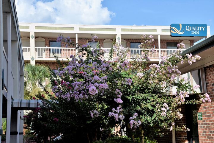 Hotel Exterior 27 of 28