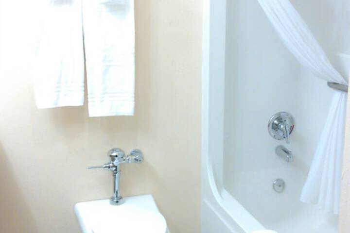 Room 33 of 82