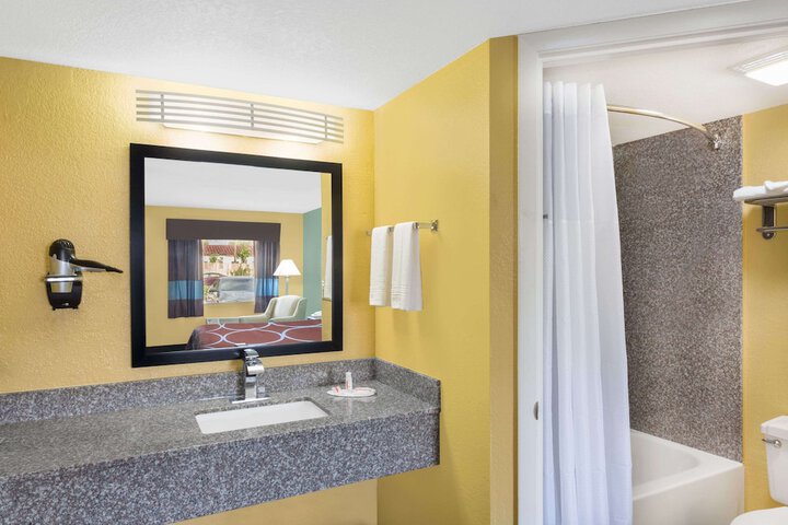 Room 20 of 28