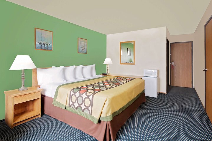 Room 9 of 16