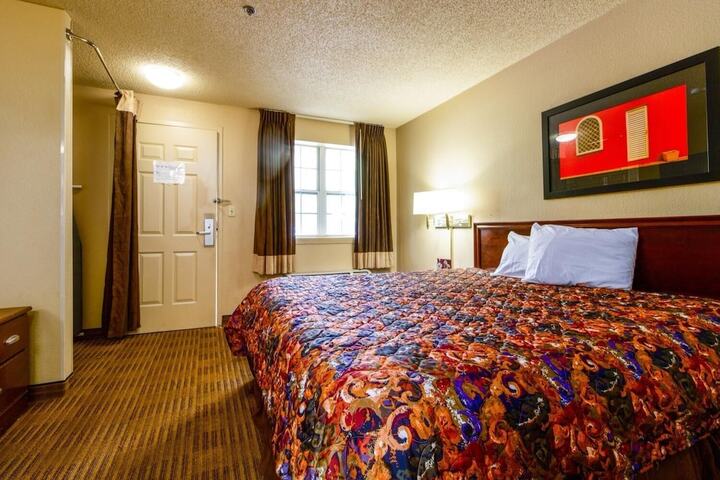 Room 6 of 13