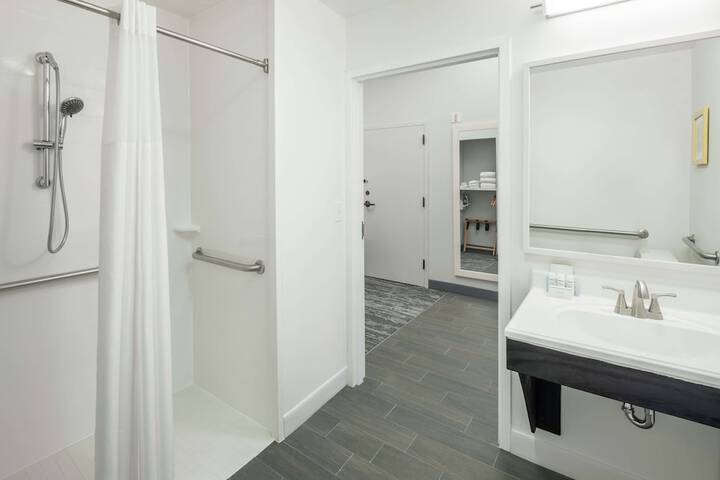 Room 11 of 28