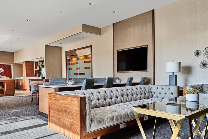 Lounge 41 of 47