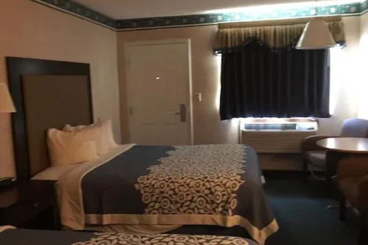 Room 6 of 9