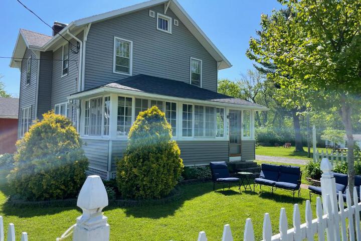 Drop Anchor Cottages and Lake House