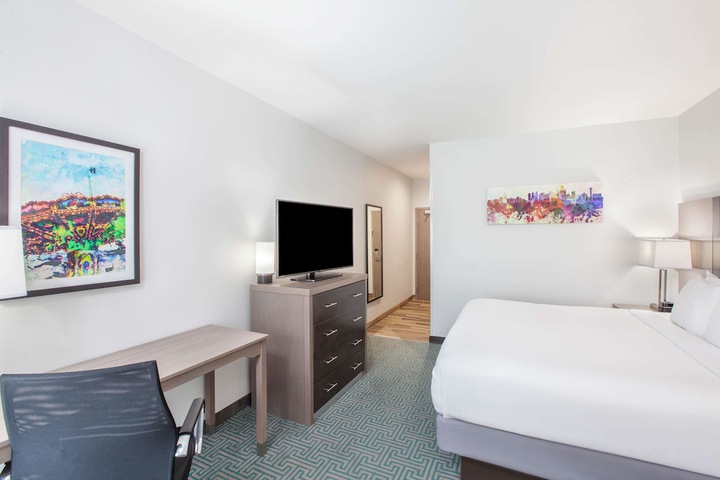 La Quinta Inn & Suites by Wyndham Dallas Duncanville