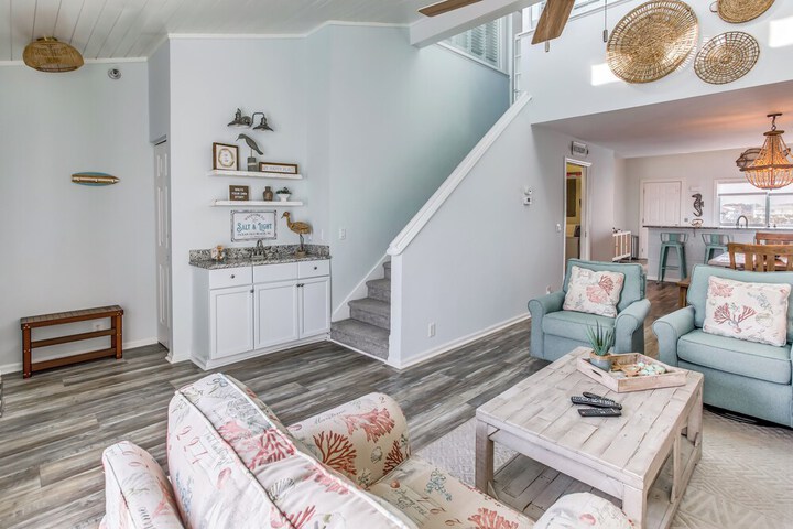 salt & Light Oceanfront Condo w / Pool & Elevator