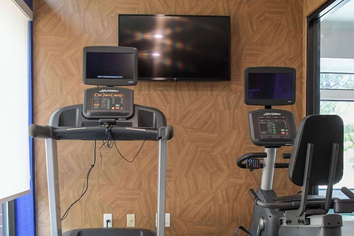 Comfort Inn & Suites NW Milwaukee