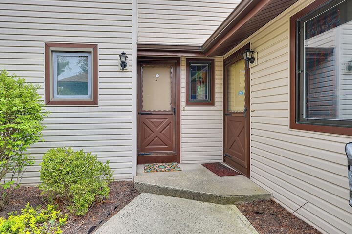 Quaint Bristol Townhome 14 Mi to West Hartford!