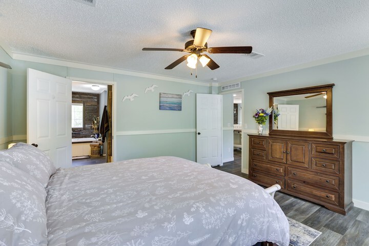 Charming Perry Home 2 Mi to the Gulf!