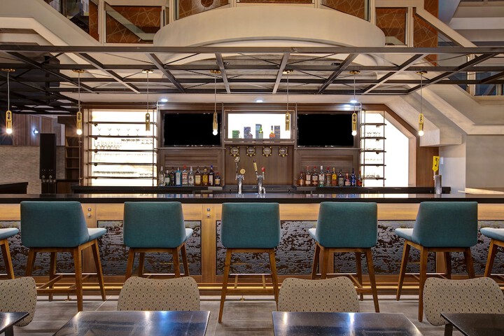 Lounge 68 of 79