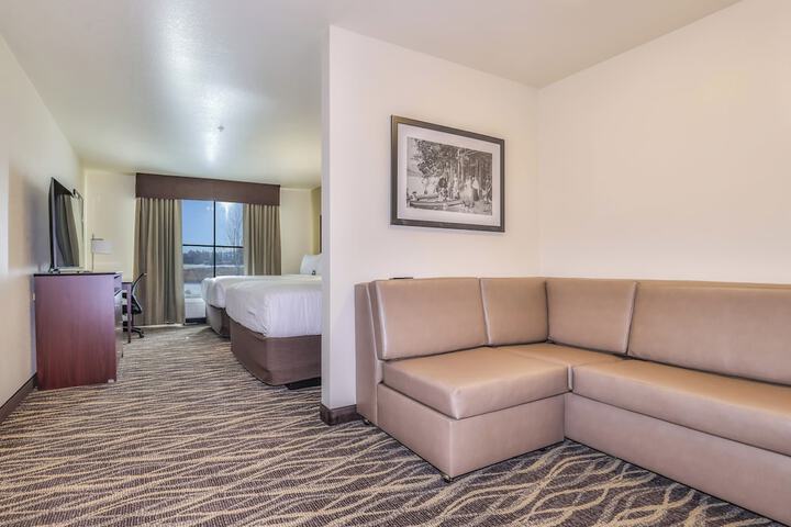 Cobblestone Hotel & Suites - Waukesha / West Milwaukee