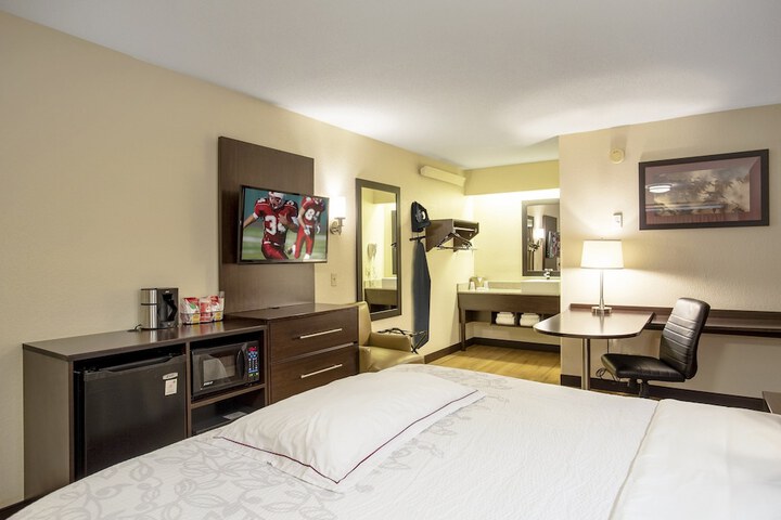 Red Roof Inn PLUS+ Chicago - Willowbrook