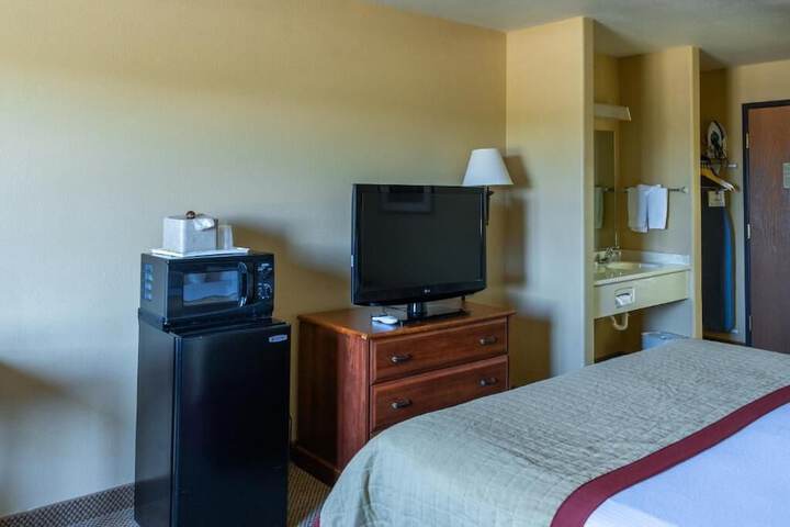 Pinedale Hotel & Suites