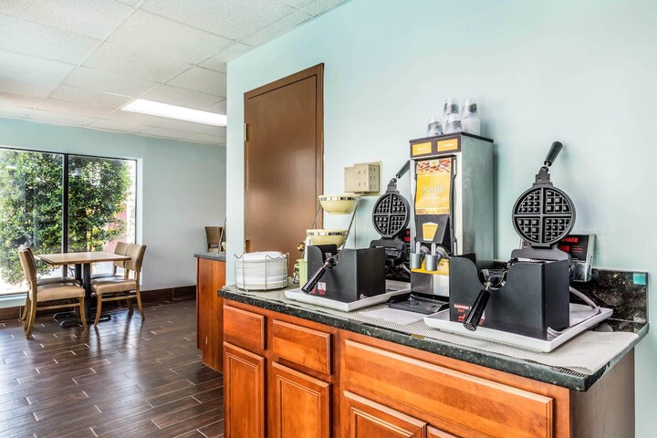 Quality Suites Paducah I-24