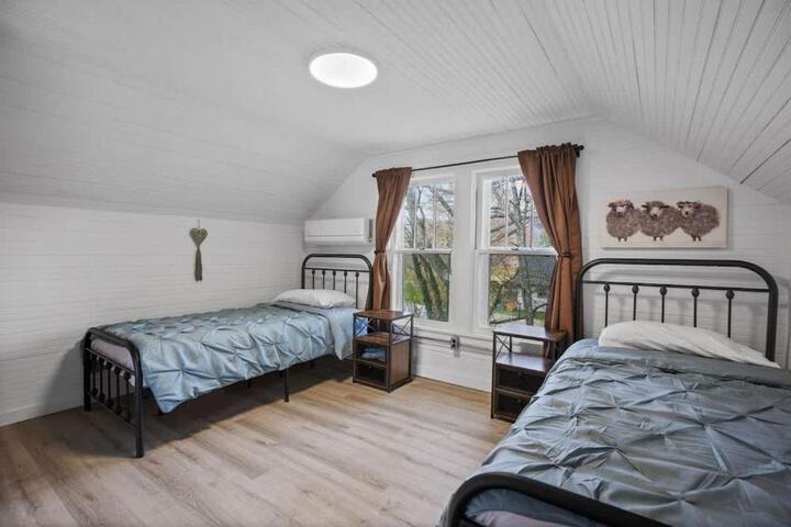 Charming 4 bedroom farmhouse with large backyard for entertaining
