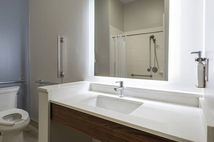Holiday Inn Express & Suites Greenwood Mall by IHG