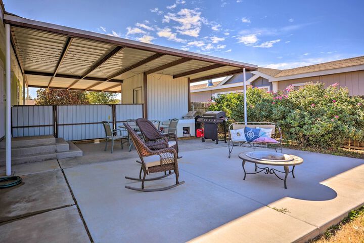 Peaceful Portales Escape w / Patio & Grill!