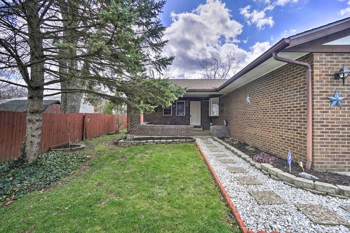 Delightful Tipp City Unit w / Covered Patio!