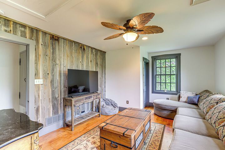 Spacious & Historic Cabin in New Haven w / Pond!