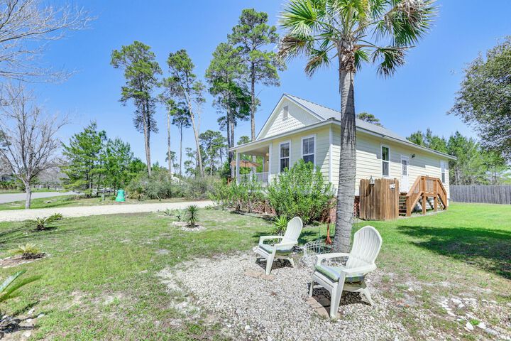 Lovely Carrabelle Home w / Lake Views & Pool Access
