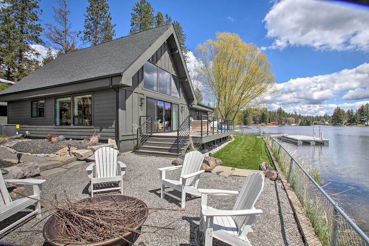 A Contemporary Dream: Lakefront Rathdrum Oasis!