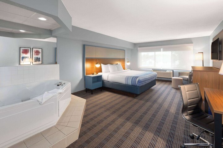AmericInn by Wyndham North Branch