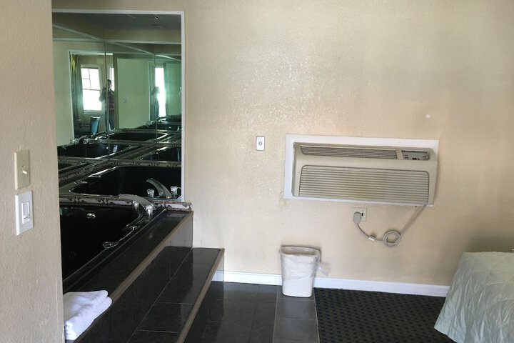 Chisholms Motor Inn