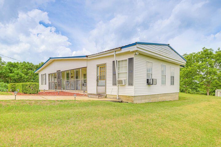 Clanton Cottage w / Charcoal Grill & Porch!