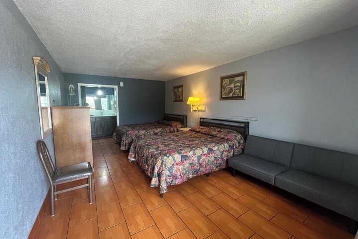 Room 25 of 40