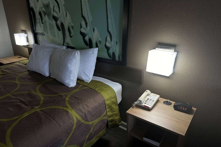 Room 33 of 49