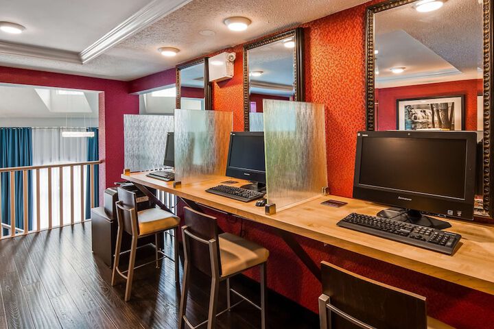 Business Center 92 of 94
