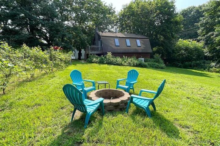 Newly Renovated Carriage House Near Town & Beaches